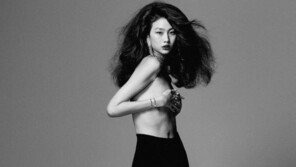 ‘오징어 게임’ 정호연, 상의 탈의 파격 화보…가녀린 카리스마