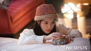 ‘스트로베리문’ 아이유, 사랑스러운 뮤비 현장컷 공개