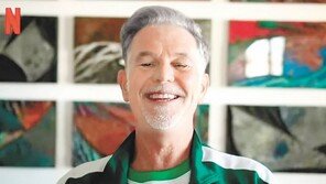 넷플릭스 CEO ‘오징어게임 사랑’ 초록체육복 입고 3분기 실적발표