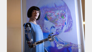 스파이로 내몰렸던 ‘로봇 예술가’, 이집트서 구금됐다 풀려나