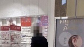 “놔줘, 싫어” 몸부림치는 4살 여아…엄마는 붙잡고 ‘강제 피어싱’