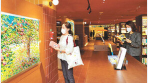 1층에 서점-갤러리 오픈… MZ세대 ‘핫플’된 백화점 