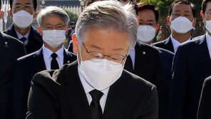 광주 간 이재명, 전두환 기념비 밟아… “尹, 존경해서 못 밟을듯”