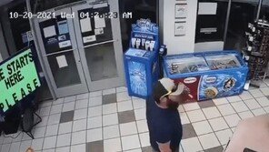 2초만에 총든 괴한 제압…‘청소년 3인조’ 식겁시킨 美해병대 아재