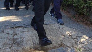 ‘전두환 비석’ 밟고 선 이재명 “윤석열은 못 밟았겠다”