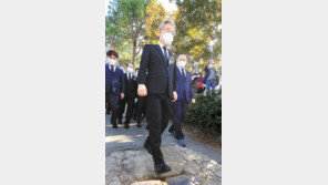 광주서 ‘전두환 비석’ 밟고 선 이재명 “윤석열은 못 밟았겠다” 