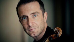 [단독]음악가-작가-번역가-연기자…‘1인 4역’ 바이올리니스트 파파브라미 