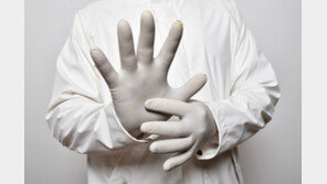 핏자국 묻은 일회용 의료장갑, 새것으로 둔갑시켜 美 대거 수출