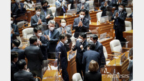 野 ‘특검 수용’ 시위 vs 與는 박수 17번…文 시정연설