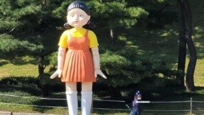 올림픽공원에 ‘오징어게임’ 영희 등장…“넷플릭스서 홍보 요청”