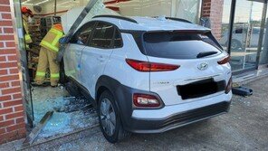 제주 관광객 SUV, 유리 부수고 편의점 안으로…1명 부상