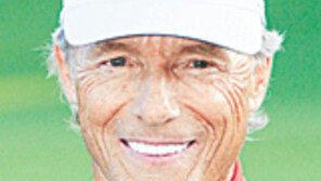 [스포츠 단신]64세 랑거, PGA 챔피언스투어 최고령 트로피