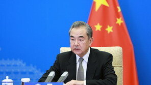 中왕이, 대만 문제 언급하며 “일본, 선 넘으려 해선 안돼”