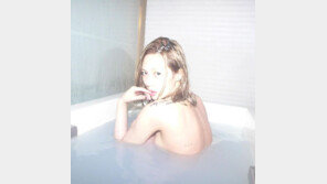 현아, 욕조 안에서 치명적 포즈…파격 근황 공개 