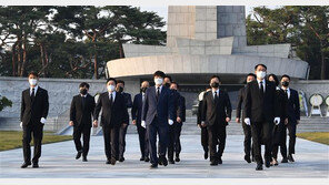 박정희 묘역 참배한 이준석 “朴 기리는 전통 계속될 것”
