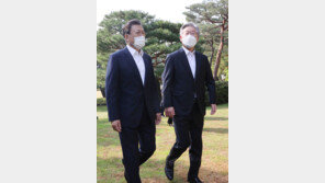 文 “나는 물러나는 대통령”…이재명 “아직 많이 남았다”