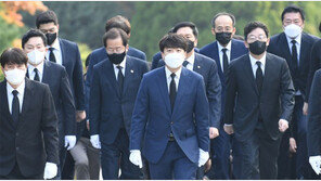 野, 박정희 묘역 참배…尹 “선진국으로 발돋움하는 기초 닦아”