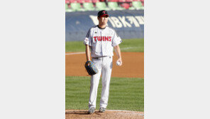 공 3개 던지고 교체된 함덕주, 팔꿈치 뼛조각 제거 수술 ‘시즌 아웃’