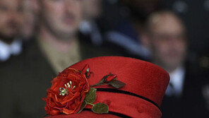 퇴원한 영국 여왕, 첫 일정으로 갓쓰고 온 한국대사 맞아