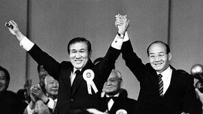 ‘전두환의 2인자’ 역할… 집권후 백담사로 全 보내 