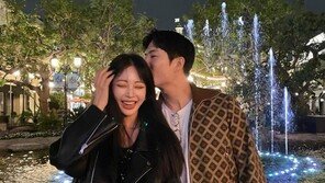“날 웃게 해” 한예슬, 10세 연하 남친과 넘치는 애정…머리 뽀뽀
