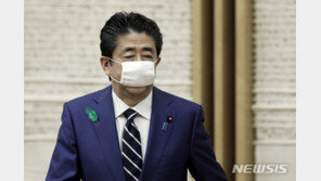 조롱받던 ‘아베노마스크’ 1170억원치나 남았다…보관비만 61억원