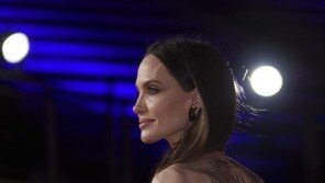 앤젤리나 졸리, 붙임머리 엉망…“미용사 해고 해야”