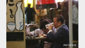 코로나 급감 일본, 백신 접종 완료율 70%…재유행 안심 못해