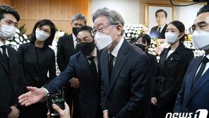 노태우 빈소 찾은 이재명 “망자에 최소한 예우…빛과 그림자 있어”