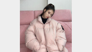 아이유, 핑크색 패딩도 찰떡 소화