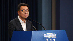 靑 이철희 “전두환 국가장? 일고 가치없다…노태우와 달라”