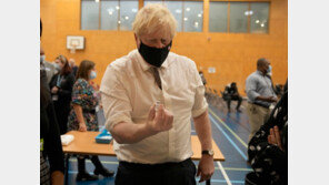 ‘확진자 5만명’ 英, 다시 방역 조이나…존슨 총리, 마스크 끼고 의회 참석