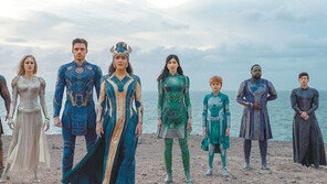 불사의 히어로 ‘이터널스’가 뭉쳤다…“인류 최강의 적 ‘데비안츠’를 물리쳐라”