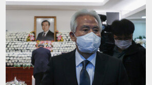 ‘5공 실세’ 허화평, 취재진 노려보며 “5·18 나에게 묻지 마라”