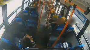 우회전할 때 다리꼬던 승객 ‘콰당’…보험사 보상, 버스기사는 징계