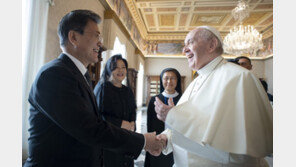文대통령, 프란치스코 교황과 단독 면담 종료…한반도 평화 논의