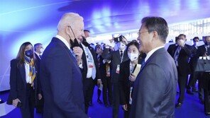한미 정상, G20서 회동…文 ‘교황 방북’ 언급에 바이든 “반가운 소식”