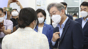 이재명, ‘2030 여심’ 잡기 나선다…농구장서 여성 체육인과 게임