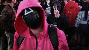 오징어게임 복장이 올해 세계 핼러윈 데이 휩쓸었다