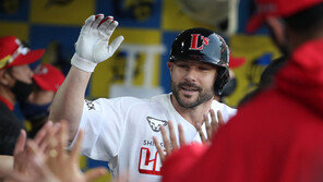 ‘현역 은퇴’ SSG 로맥 “한국에서의 5년, 가장 행복한 순간”