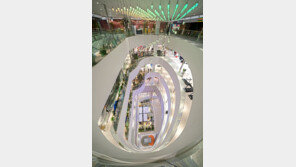 아파트 11층 높이에 LED 900개…고객을 유혹하는 ‘빛의 아트’