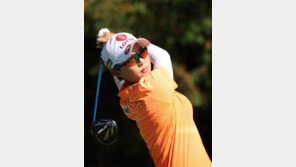 공동선두로 밀린 김효주, 8.8m 퍼팅뒤 주먹 불끈