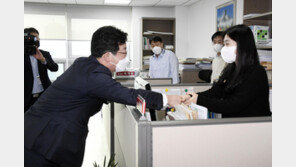 투표 첫날 의원회관 공략한 유승민 “2040 새 당원에 큰 기대”