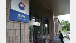 법무부 “화성외국인보호소 ‘새우꺾기’는 인권침해…재발방지안 마련”