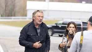 알렉 볼드윈 “촬영장 총기 사고, 1조 번에 1번 일어날까 말까”