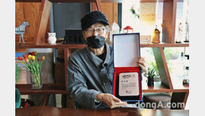 40주년 맞은 빠삐코…롯데푸드, ‘고인돌’ 그린 박수동 화백에 감사패 전달