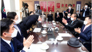 광복회 찾은 이재명 “친일 잔재 많이 남아…지우지 말고 기록해야”