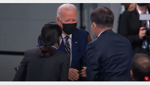 COP26서 또 만난 한미 정상…文 악수 건네자 바이든 웃으며 화답