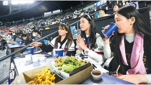 위드 코로나 첫날… 야구장에 치맥이 돌아왔다