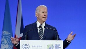 ‘기후 대응’ 외치던 바이든, 석유증산 요구…졸음과 사투 벌이기도